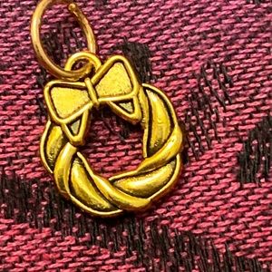 5/$10❤️❤️❤️NWTs Brass Wreath Charm